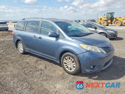 Czwarte zdjęcie samochodu z boku: 2014 TOYOTA SIENNA XLE 8-PASSENGER VIN:5TDYK3DC2ES508123 - miniatura