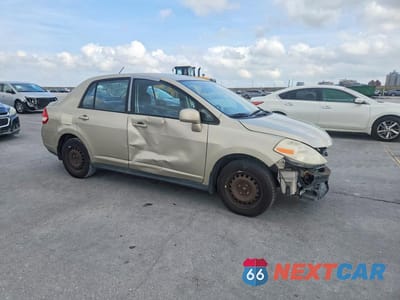 Czwarte zdjęcie samochodu z boku: 2009 NISSAN VERSA S VIN:3N1BC11E49L470888 - miniatura
