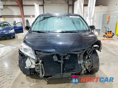 Piąte zdjęcie samochodu w środku: 2018 TOYOTA SIENNA XLE PREMIUM 7-PASSENGER VIN:5TDDZ3DC7JS190567 - miniatura