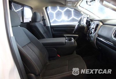 Piąte zdjęcie samochodu w środku: 2017 NISSAN TITAN SV VIN:1N6AA1R87HN548279 - miniatura