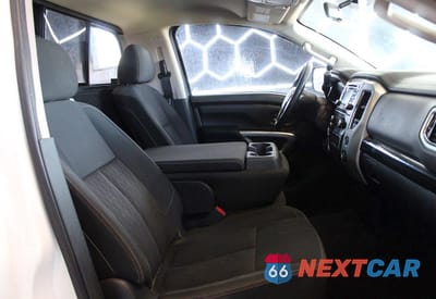 Piąte zdjęcie samochodu w środku: 2017 NISSAN TITAN SV VIN:1N6AA1R87HN548279 - miniatura