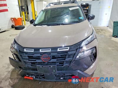 Piąte zdjęcie samochodu w środku: 2025 NISSAN ROGUE VIN:5N1BT3BBXSC826187 - miniatura