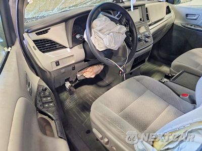 Zdjęcie 8 z 12 samochodu: 2015 TOYOTA SIENNA LE 8-PASSENGER VIN:5TDKK3DC1FS541038 - miniatura