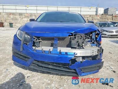 Piąte zdjęcie samochodu w środku: 2017 HONDA CIVIC LX VIN:19XFC2F51HE007090 - miniatura