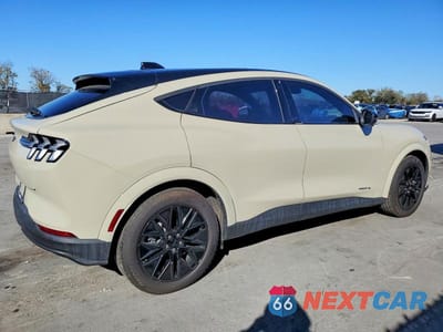 Czwarte zdjęcie samochodu z boku: 2025 FORD MUSTANG MACH-E VIN:3FMTK3SU0SMA26098 - miniatura