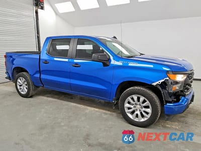 Czwarte zdjęcie samochodu z boku: 2022 CHEVROLET SILVERADO C1500 CUSTOM VIN:1GCPABEK8NZ560062 - miniatura