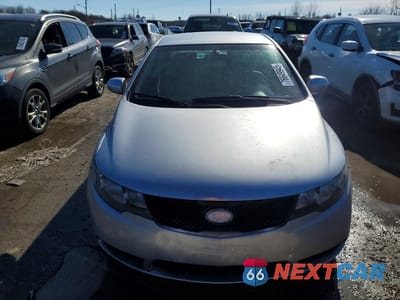 Piąte zdjęcie samochodu w środku: 2010 KIA FORTE LX VIN:KNAFT4A28A5260124 - miniatura
