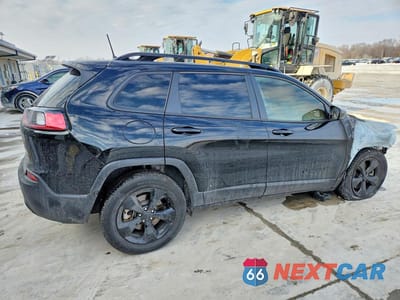 Trzecie zdjęcie samochodu z tyłu: 2023 JEEP CHEROKEE ALTITUDE LUX VIN:1C4PJMMB5PD108308 - miniatura