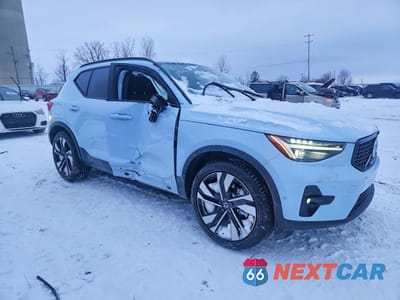 Czwarte zdjęcie samochodu z boku: 2025 VOLVO XC40 PLUS VIN:YV4L12UCXS2465867 - miniatura