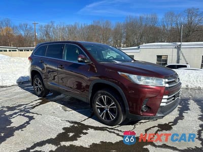 Czwarte zdjęcie samochodu z boku: 2019 TOYOTA HIGHLANDER LE VIN:5TDBZRFHXKS970955 - miniatura