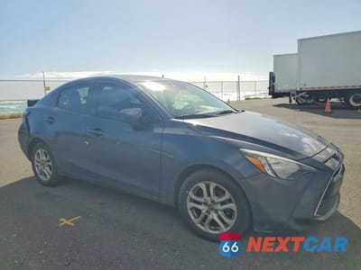 Czwarte zdjęcie samochodu z boku: 2017 TOYOTA YARIS IA VIN:3MYDLBYV4HY155609 - miniatura