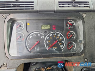 Zdjęcie 8 z 10 samochodu: 2014 FREIGHTLINER CASCADIA SEMI TRUCK VIN:1FUJGLDR8ELFJ6439 - miniatura