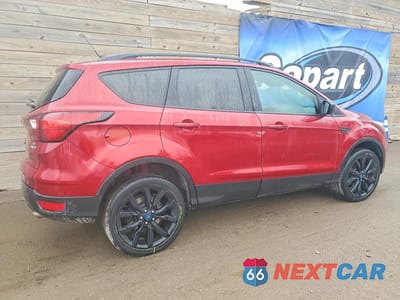 Trzecie zdjęcie samochodu z tyłu: 2019 FORD ESCAPE SE VIN:1FMCU9GD5KUA79901 - miniatura