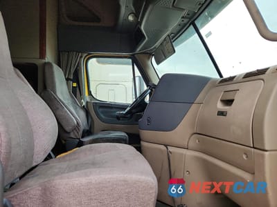 Piąte zdjęcie samochodu w środku: 2014 FREIGHTLINER CASCADIA SEMI TRUCK VIN:1FUJGLDR8ELFJ6439 - miniatura