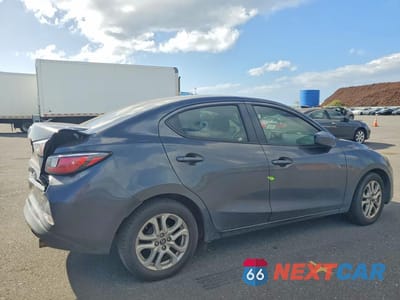 Trzecie zdjęcie samochodu z tyłu: 2017 TOYOTA YARIS IA VIN:3MYDLBYV4HY155609 - miniatura