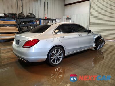 Trzecie zdjęcie samochodu z tyłu: 2019 MERCEDES-BENZ C 300 VIN:55SWF8DBXKU290768 - miniatura