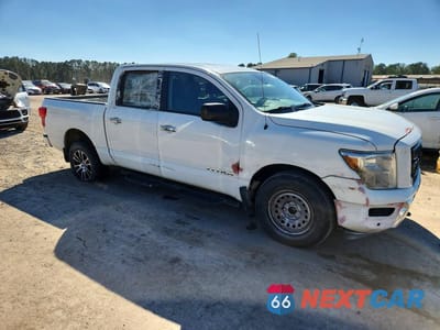 Czwarte zdjęcie samochodu z boku: 2021 NISSAN TITAN SV 4WD 5.6L V8 CREW CAB VIN:1N6AA1ED2MN504235 - miniatura