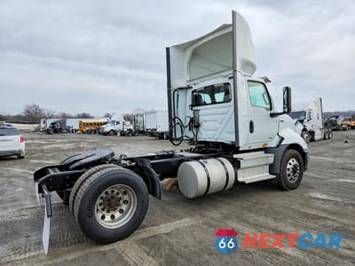Czwarte zdjęcie samochodu z boku: 2019 INTERNATIONAL RH613 SEMI TRUCK VIN:3HSDXTZNXKN387591 - miniatura