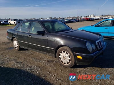Czwarte zdjęcie samochodu z boku: 1996 MERCEDES-BENZ E 320 VIN:WDBJF55F0TJ020100 - miniatura