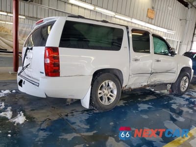 Trzecie zdjęcie samochodu z tyłu: 2011 CHEVROLET SUBURBAN K1500 LTZ VIN:1GNSKKE36BR343743 - miniatura