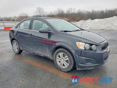 Czwarte zdjęcie samochodu z boku: 2013 CHEVROLET SONIC LT VIN:1G1JC5SHXD4250932 - miniatura