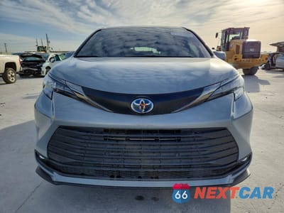 Piąte zdjęcie samochodu w środku: 2022 TOYOTA SIENNA XLE VIN:5TDASKFC6NS049400 - miniatura