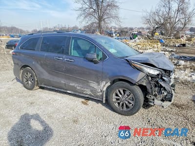 Czwarte zdjęcie samochodu z boku: 2021 TOYOTA SIENNA XLE VIN:5TDYRKEC6MS028704 - miniatura