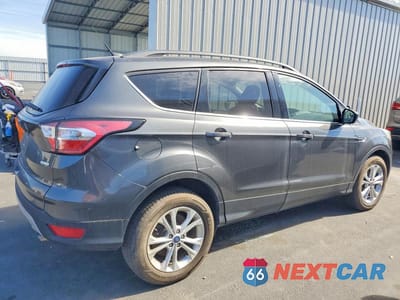 Trzecie zdjęcie samochodu z tyłu: 2018 FORD ESCAPE SE VIN:1FMCU0GD3JUC61395 - miniatura