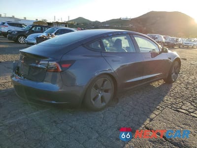 Trzecie zdjęcie samochodu z tyłu: 2023 TESLA MODEL 3 VIN:5YJ3E1EAXPF687277 - miniatura