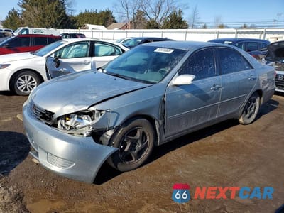 2005 TOYOTA CAMRY LE 4T1BE32K75U546011 - główne zdjęcie licytacji z USA - miniatura