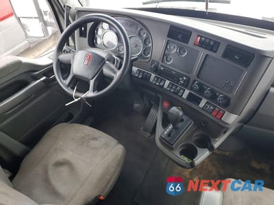 Piąte zdjęcie samochodu w środku: 2016 KENWORTH T680 SEMI TRUCK VIN:1XKYDP9X7GJ498352 - miniatura