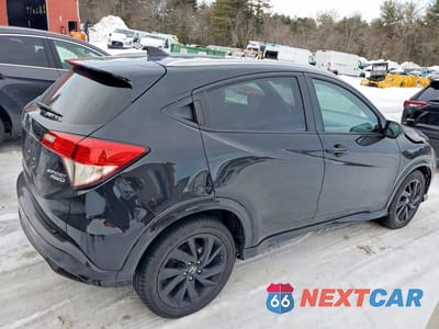 Trzecie zdjęcie samochodu z tyłu: 2022 HONDA HR-V SPORT VIN:3CZRU6H12NM733600 - miniatura