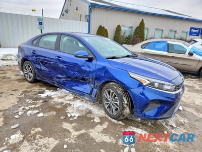 Czwarte zdjęcie samochodu z boku: 2023 KIA FORTE LXS VIN:3KPF24AD5PE572115 - miniatura