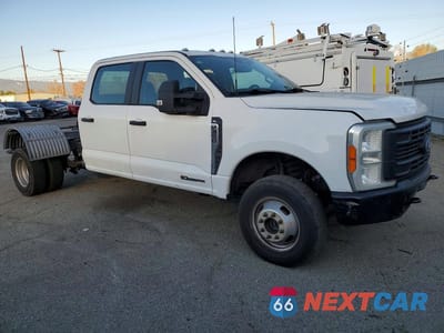 Czwarte zdjęcie samochodu z boku: 2023 FORD F350 SUPER DUTY TRUCK CAB AND CHASSIS VIN:1FT8W3DT5PEC22151 - miniatura
