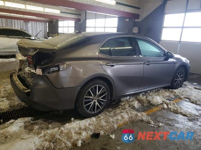 Trzecie zdjęcie samochodu z tyłu: 2022 TOYOTA CAMRY HYBRID XLE VIN:4T1F31AKXNU584720 - miniatura