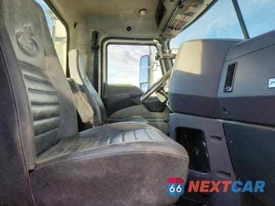 Piąte zdjęcie samochodu w środku: 2014 MACK CXU613 SEMI TRUCK VIN:1M1AW02Y4EM041012 - miniatura