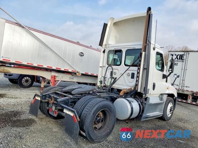Czwarte zdjęcie samochodu z boku: 2016 FREIGHTLINER CASCADIA 125 SEMI TRUCK VIN:1FUBGEDV7GLHC5750 - miniatura
