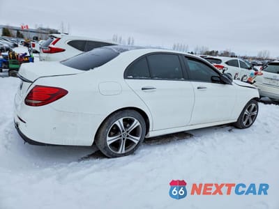 Trzecie zdjęcie samochodu z tyłu: 2019 MERCEDES-BENZ E 300 4MATIC VIN:WDDZF4KB1KA533201 - miniatura