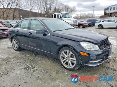 Czwarte zdjęcie samochodu z boku: 2012 MERCEDES-BENZ C 300 4MATIC VIN:WDDGF8BB8CF916586 - miniatura
