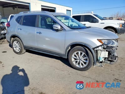 Czwarte zdjęcie samochodu z boku: 2017 NISSAN ROGUE S VIN:KNMAT2MT7HP616244 - miniatura