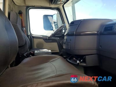 Piąte zdjęcie samochodu w środku: 2015 VOLVO VNL SEMI TRUCK VIN:4V4N19TG6FN922790 - miniatura