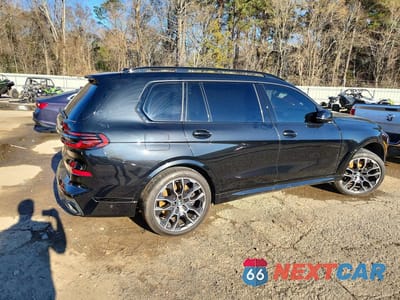 Trzecie zdjęcie samochodu z tyłu: 2026 BMW X7 M60I VIN:5UX33EM04T9023775 - miniatura