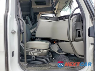 Piąte zdjęcie samochodu w środku: 2025 VOLVO VNL SEMI TRUCK VIN:4V4BC9EH3SN696544 - miniatura