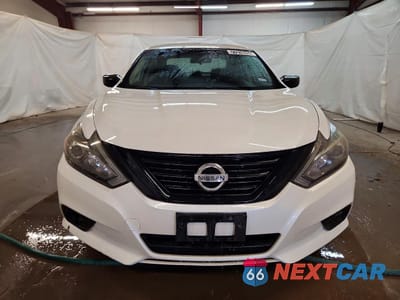 Piąte zdjęcie samochodu w środku: 2018 NISSAN ALTIMA 2.5 VIN:1N4AL3AP3JC215242 - miniatura