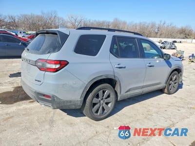 Trzecie zdjęcie samochodu z tyłu: 2025 HONDA PILOT SPORT VIN:5FNYG1H35SB074814 - miniatura