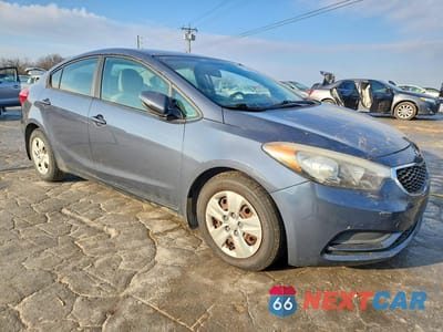 Czwarte zdjęcie samochodu z boku: 2016 KIA FORTE LX VIN:KNAFX4A65G5605948 - miniatura