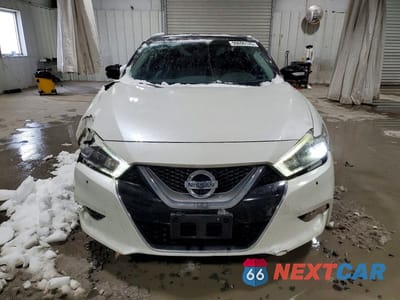Piąte zdjęcie samochodu w środku: 2016 NISSAN MAXIMA PLATINUM VIN:1N4AA6AP4GC399980 - miniatura