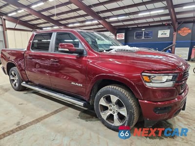 Czwarte zdjęcie samochodu z boku: 2019 RAM 1500 LARAMIE VIN:1C6SRFJT8KN749250 - miniatura