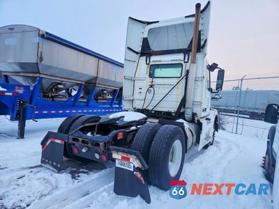 Czwarte zdjęcie samochodu z boku: 2012 VOLVO VNL SEMI TRUCK VIN:4V4N39EG0CN556439 - miniatura