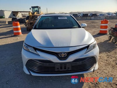 Piąte zdjęcie samochodu w środku: 2018 TOYOTA CAMRY HYBRID XLE VIN:4T1B21HK1JU004420 - miniatura